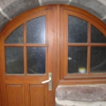 Fenêtre isolante avec sous-bassement et cintrée à petit bois